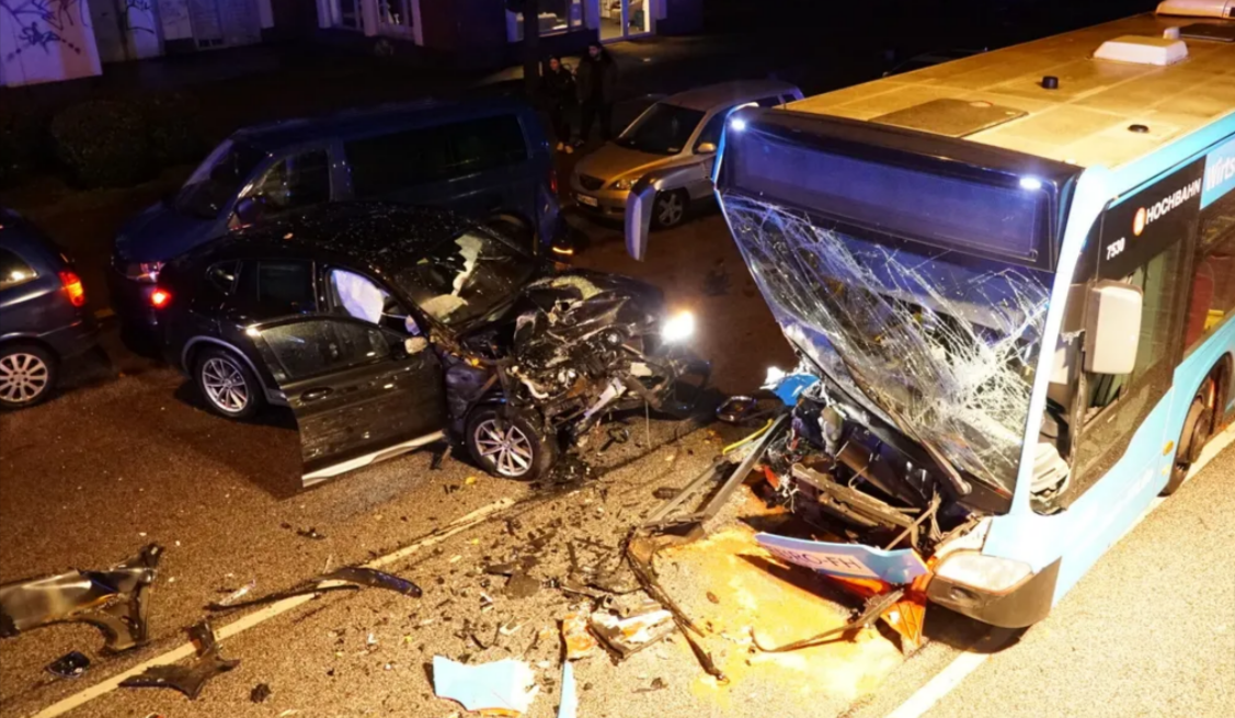 Linienbus Verunglückt! Auto Kollidiert Frontal Mit Bus - Rentner Am ...